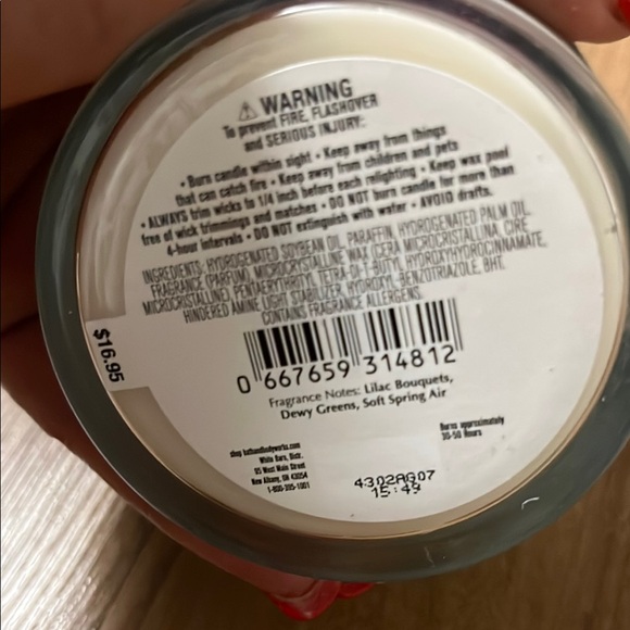 White Barn Fresh Cut Lilacs Candle - Picture 3 of 3